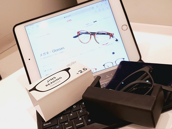 カバンの中でコンパクト。持ち運びやすいリーディンググラス。